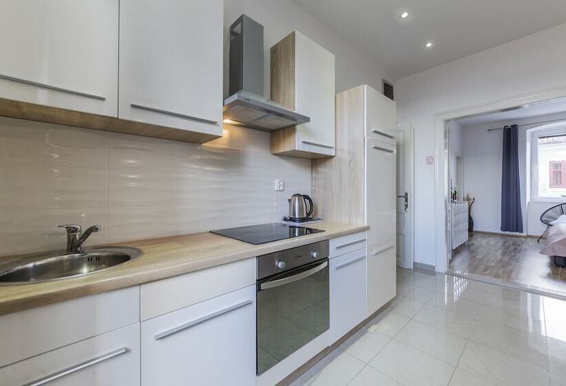 Captain Emo City Apartments