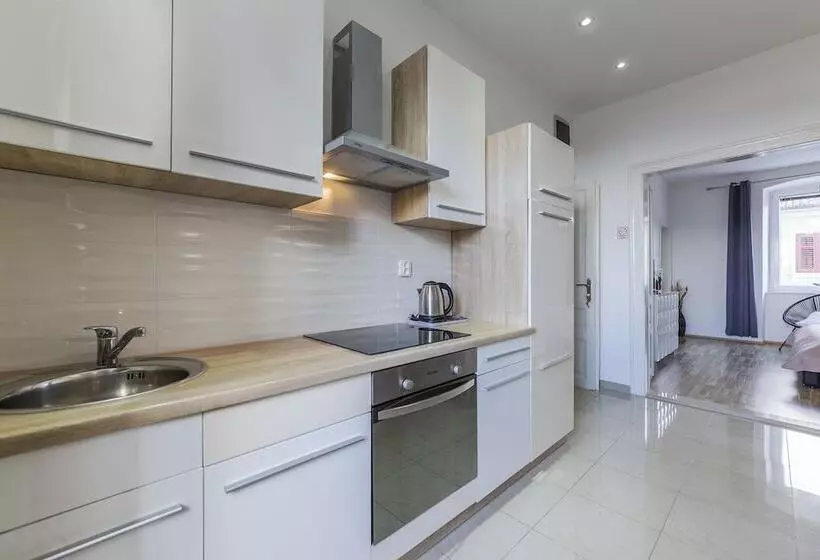 Captain Emo City Apartments