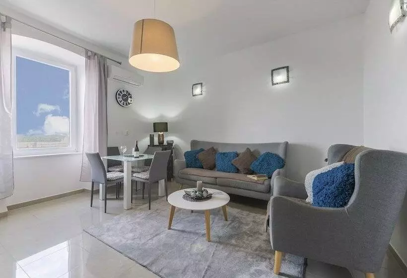 Captain Emo City Apartments