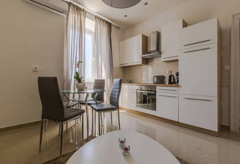 Captain Emo City Apartments