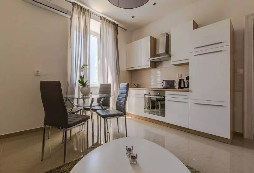 Captain Emo City Apartments