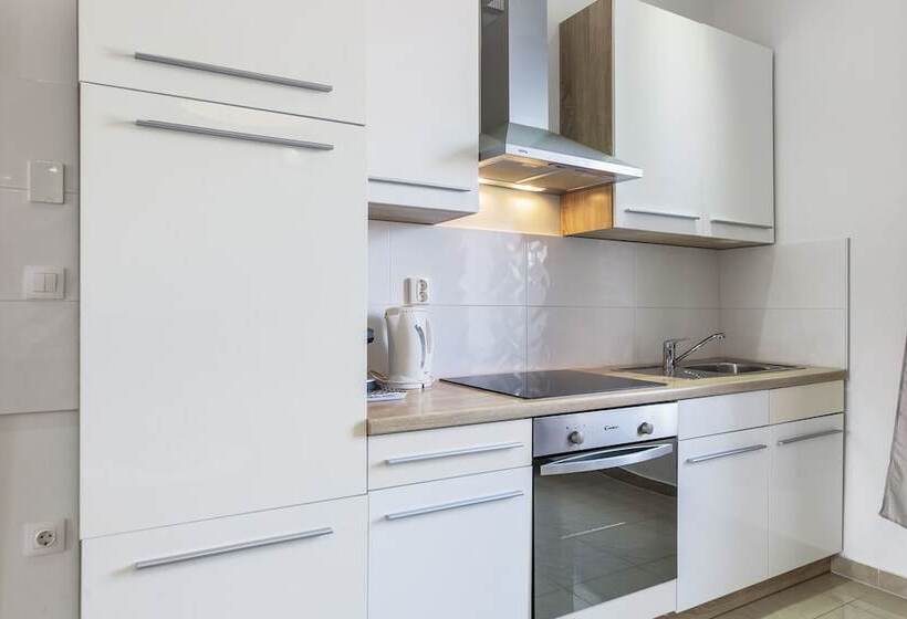 Captain Emo City Apartments