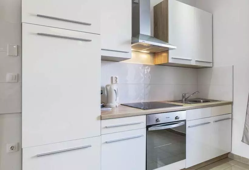 Captain Emo City Apartments