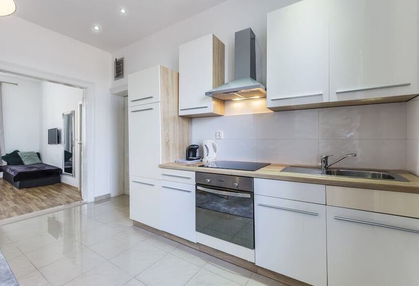 Captain Emo City Apartments