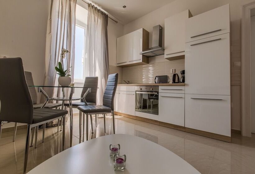 Captain Emo City Apartments