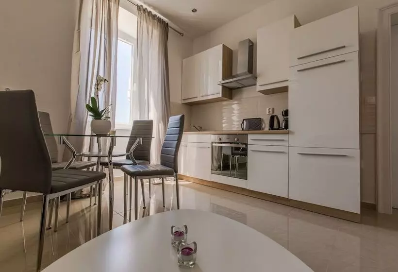 Captain Emo City Apartments