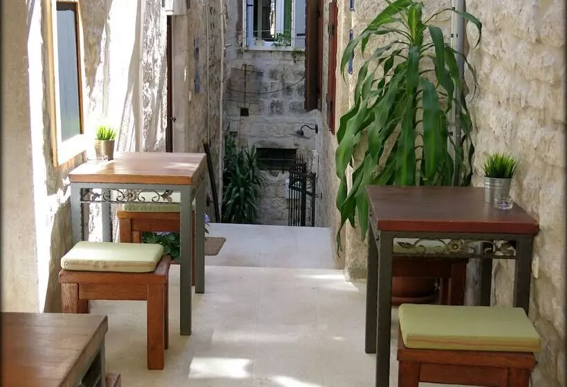 Majatalo Apartments & Rooms Tiramola   Old Town