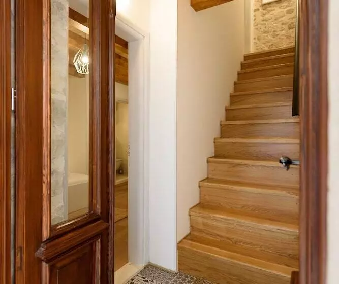 Majatalo Apartments & Rooms Tiramola   Old Town