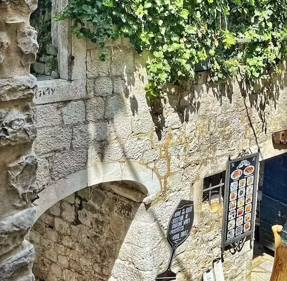 Majatalo Apartments & Rooms Tiramola   Old Town