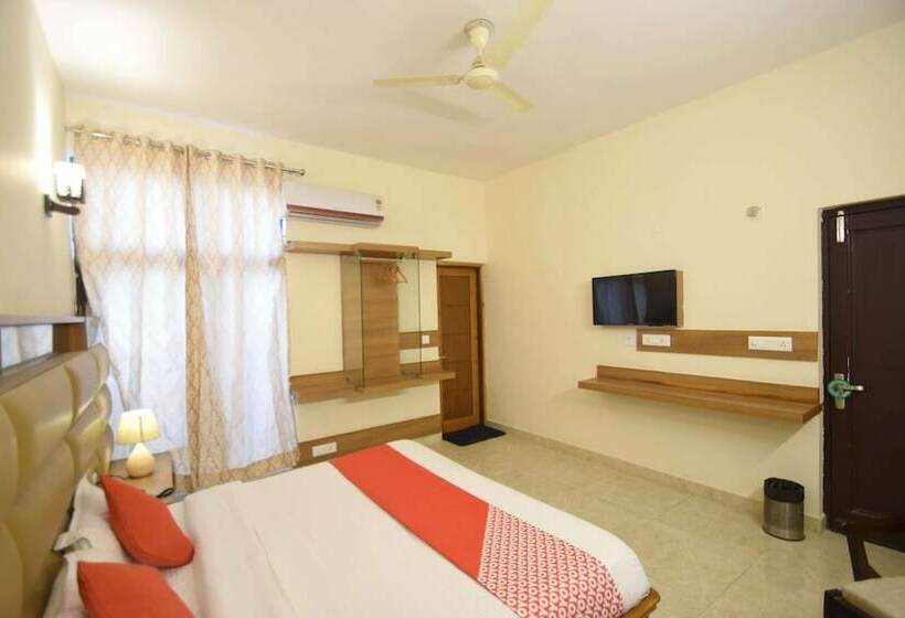 Capital O 11567 Hotel Shivalik Hills