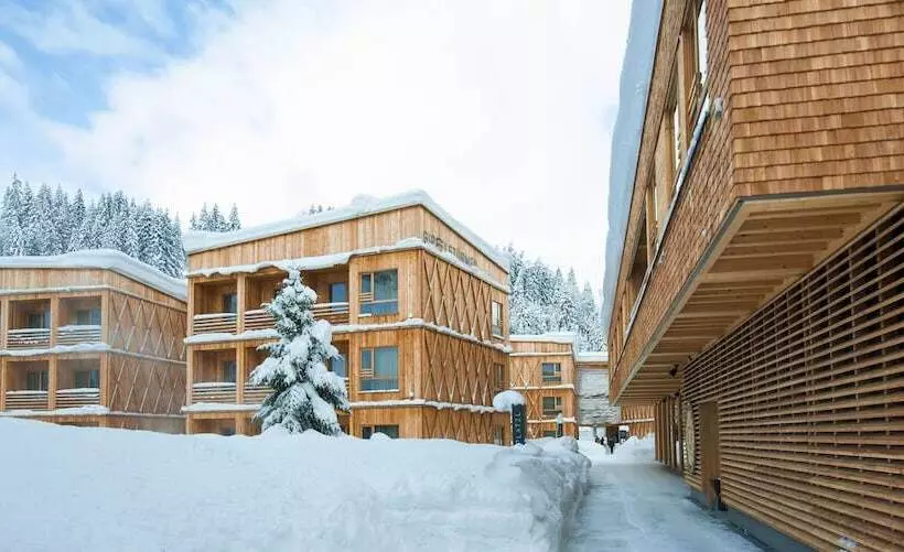 ホテル Tirol Lodge