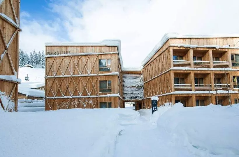 ホテル Tirol Lodge
