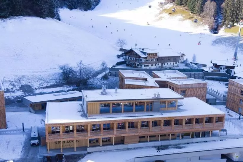 ホテル Tirol Lodge