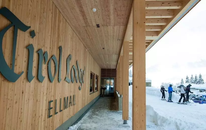 ホテル Tirol Lodge