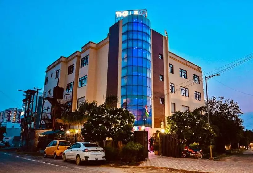 ホテル The Leaf   Gomti Nagar Lucknow