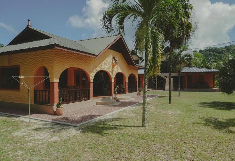 پانسیون Anse Kerlan Beach Chalets