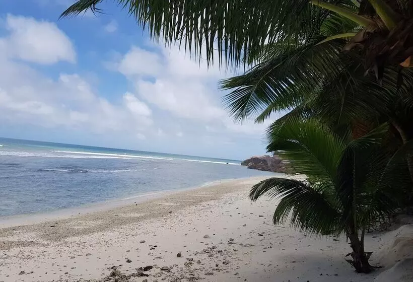 پانسیون Anse Kerlan Beach Chalets