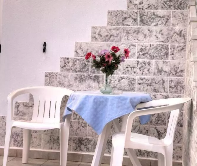 Bizas Rooms & Studios