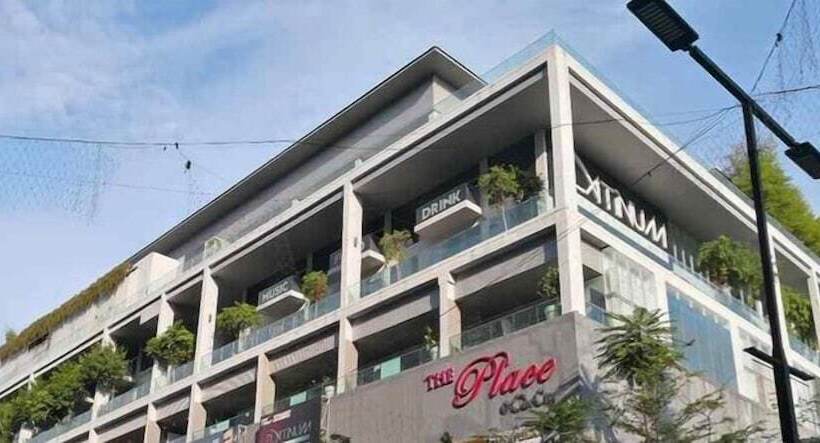 בית מלון כפרי Putra Heights New Wave