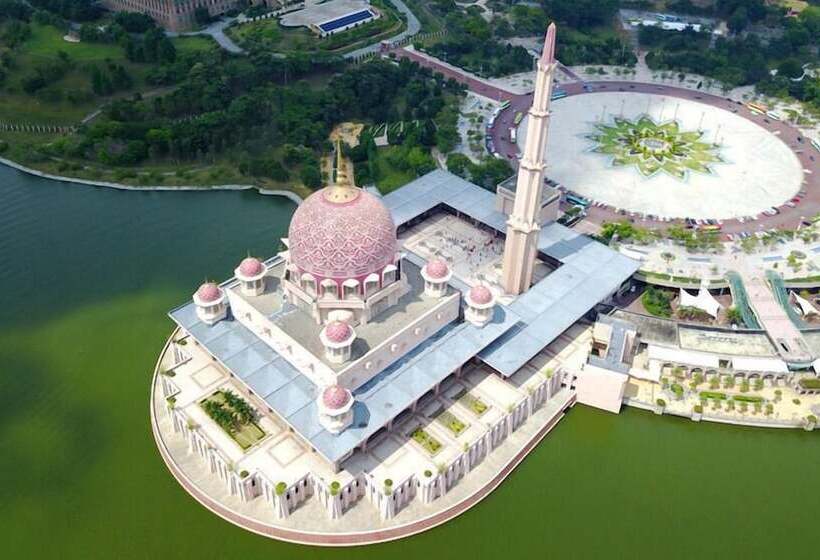 בית מלון כפרי Putra Heights New Wave