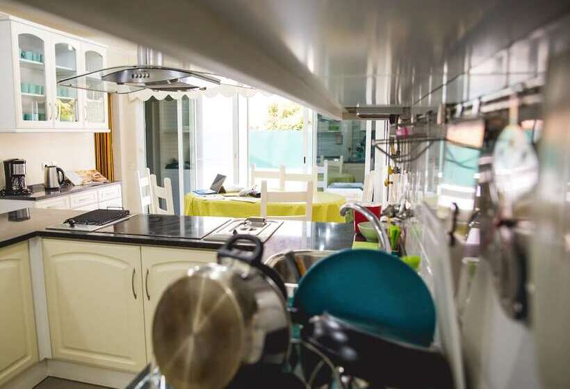 Help Yourself Hostels  Carcavelos Coast