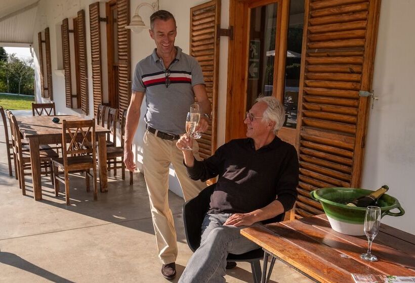 بنسيون Merindol Manor