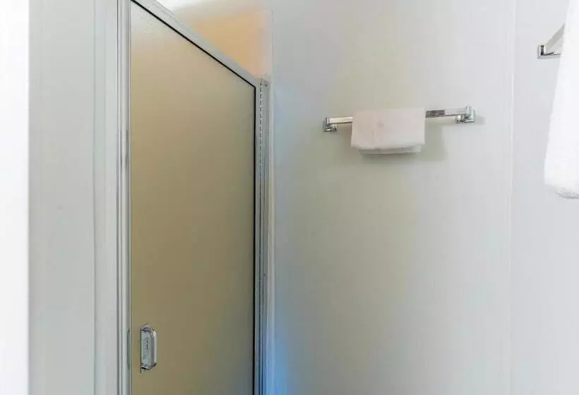 Отель Bay Point On the Lake