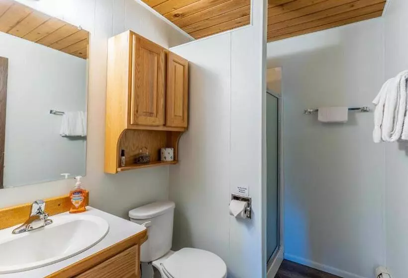 Отель Bay Point On the Lake