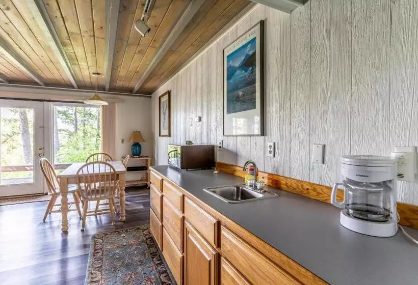 Отель Bay Point On the Lake