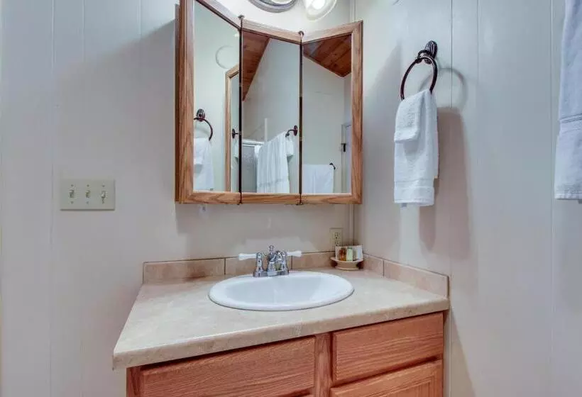 Отель Bay Point On the Lake