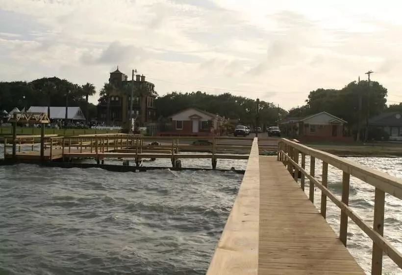 Hotelli Bayfront Cottages