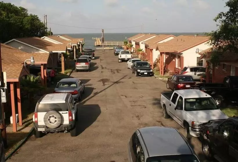 Hotelli Bayfront Cottages