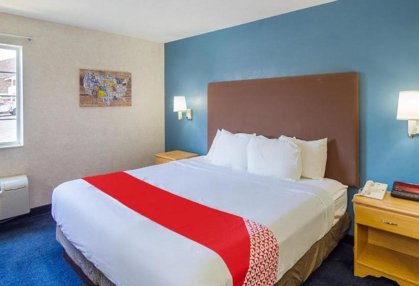 فندق Econo Lodge Inn & Suites Lake of the Ozarks