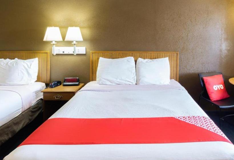 فندق Econo Lodge Inn & Suites Lake of the Ozarks