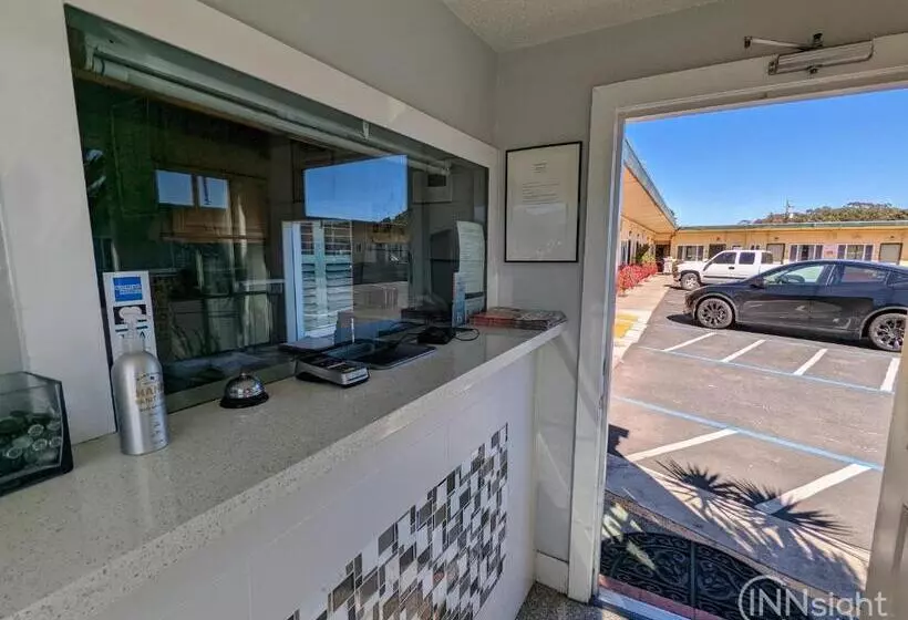 Мотель Deluxe Inn