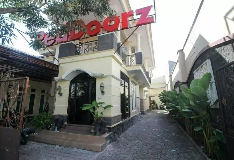 ホテル Reddoorz Plus Near Stie Ykpn