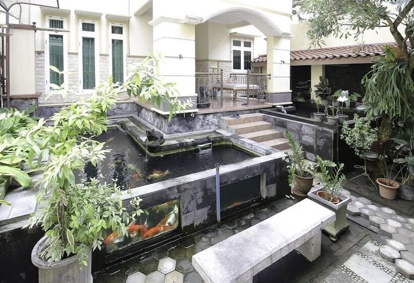 בית מלון כפרי Reddoorz Plus Near Stie Ykpn