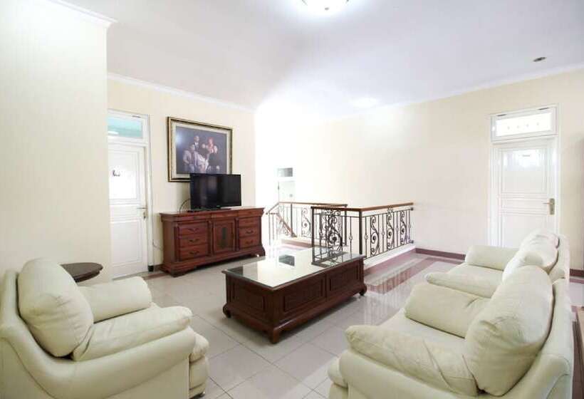 בית מלון כפרי Reddoorz Plus Near Stie Ykpn