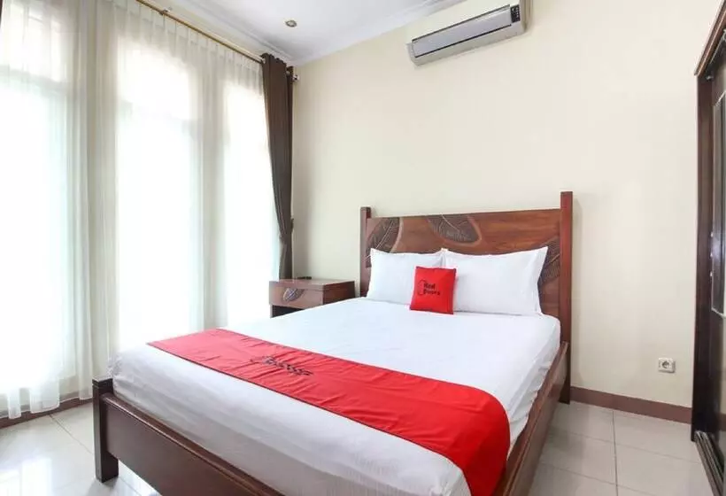 ホテル Reddoorz Plus Near Stie Ykpn