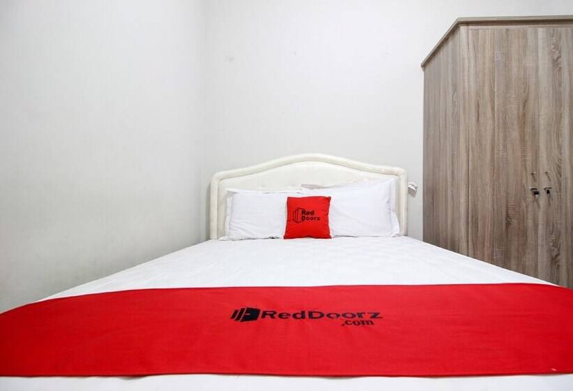 בית מלון כפרי Reddoorz Plus Near Stie Ykpn