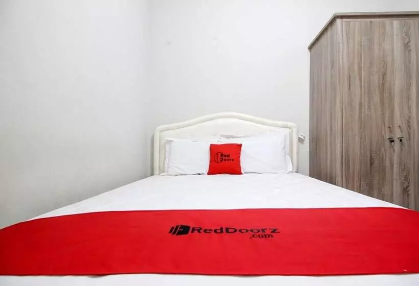 ホテル Reddoorz Plus Near Stie Ykpn
