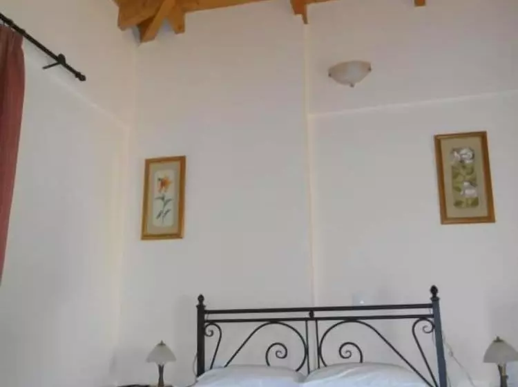 پانسیون Amadriades