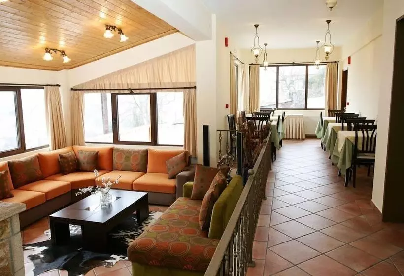 پانسیون Amadriades