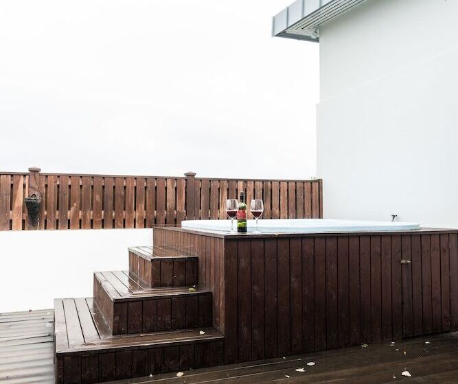 Iceland Sjf Villa, Hot Tub & Outdoor Sauna Amazing Mountains And City View Over Reykjavík