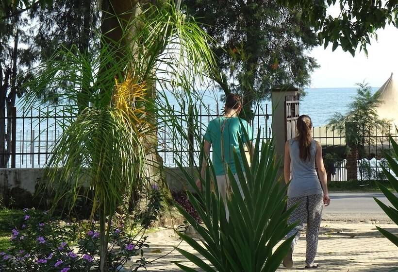 تختخواب و صبحانه Beach Garden Bnb