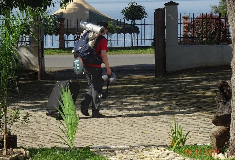 تختخواب و صبحانه Beach Garden Bnb