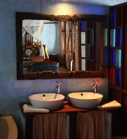 هتل Emerson Spice