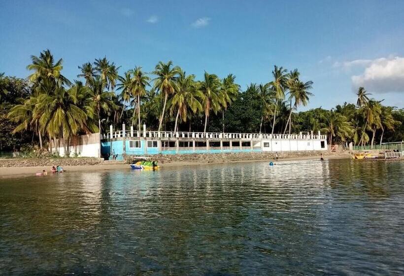 ホテル The Pelicans Castaway