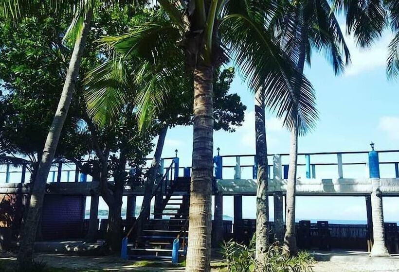 ホテル The Pelicans Castaway