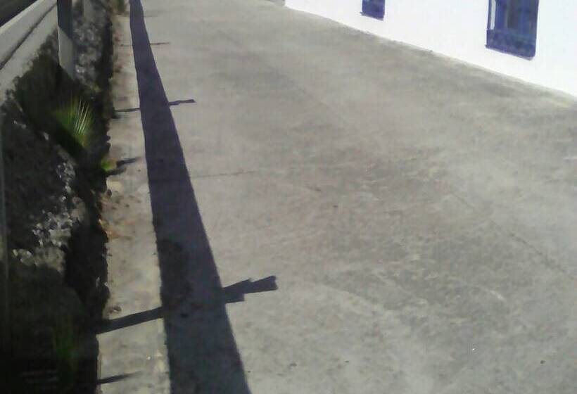 هاستل Restaurant La Mecedora